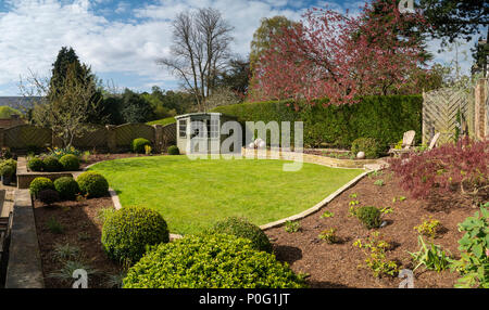 Bella e soleggiata, risistemazione, giardino privato con un design contemporaneo, piante di confine, posto a sedere nel patio, prato & summerhouse - Yorkshire, Inghilterra, Regno Unito Foto Stock