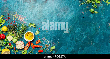 Selezione di spezie e erbe verdi. Ingredienti per la cottura. Sfondo di cibo su ardesia turquioise sfondo. Vista dall'alto uno spazio di copia Foto Stock