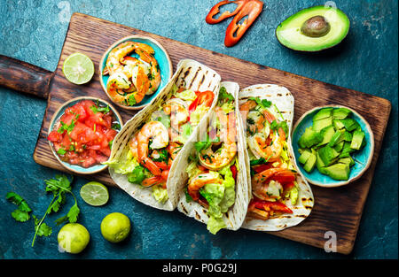 Gamberetti tacos con salsa di verdure e avocado. Cibo messicano. Foto Stock