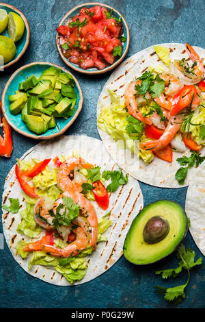 Gamberetti tacos con salsa di verdure e avocado. Cibo messicano. Foto Stock