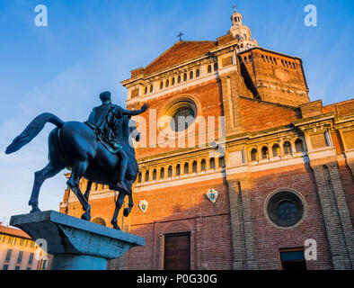 Close-up di Regisole monumento equestre di fronte alla cattedrale di Pavia, Lombardia, Italia Foto Stock