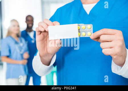 Ritagliato shot di dottore della scatola di contenimento di pillole Foto Stock