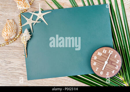 Vuoto scheda verde con orologio su sfondo in legno per il tuo testo o messaggio. Estate concetto. Foto Stock