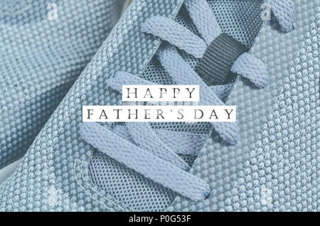 Padre Felice giorno del messaggio con il colore grigio sneakers. La festa del papà concetto. Foto Stock