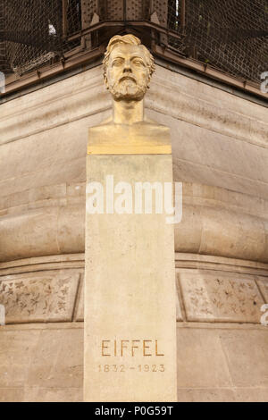 Statua di Gustave Eiffel sotto la Torre Eiffel Parigi Francia Foto Stock