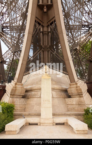 Statua di Gustave Eiffel sotto la Torre Eiffel Parigi Francia Foto Stock