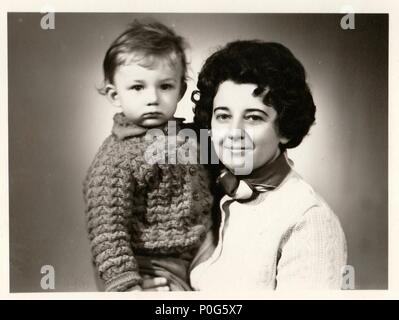 LA REPUBBLICA CECOSLOVACCA SOSIALIST - 1972: Foto d'epoca della giovane donna e del figlio. Foto ritratto è stato scattato in studio fotografico, circa 1970s. Foto Stock