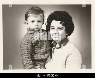 BRNO, la Repubblica cecoslovacca, circa 1972: Retro foto di madre e figlio. Ritratto la foto è stata scattata in Photo studio, foto con tinta scura, circa 1972. Foto Stock