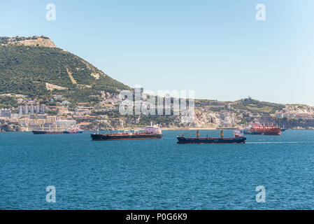 Gibilterra, Regno Unito - 18 Maggio 2017: Cargo navi ancorate nella rada di Gibilterra, Regno Unito, Europa occidentale. Foto Stock