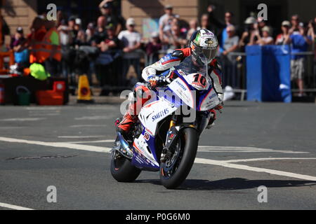 Isola di Man TT 2018 Gara Senior Peter Hickman 10 vincitore Foto Stock