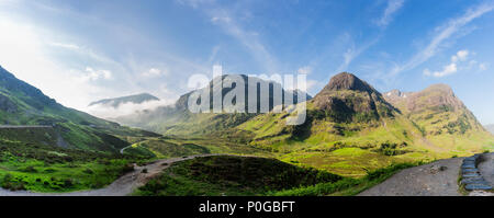 Panorama di nebbia copriva Glencoe , le Highlands, Scozia , il Regno Unito prese sulla soleggiata mattina di primavera Foto Stock