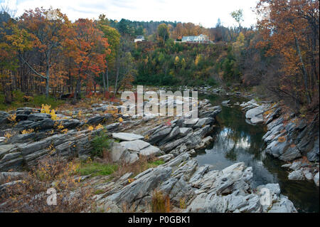 Il fiume Ottauquechee in Quechee, Vermont in brillanti colori dell'autunno. Foto Stock