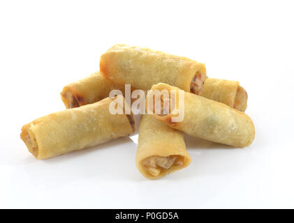 Spring Roll noto anche come rullo di uovo isolato su bianco. Foto Stock