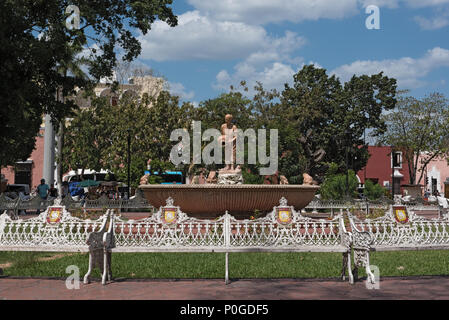 Fontana con il monumento di mestiza vallisoletana nel parco francisco canton rosado, Valladolid, Messico Foto Stock