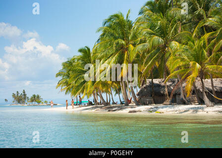 Isole paradiso in Guna Yala, Kuna Yala, San Blas, Panama. Sunrise. Il tramonto. Le palme. La sabbia bianca. Corallo. Foto Stock