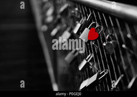 A forma di cuore ad un lucchetto sul ponte a Monaco di Baviera Foto Stock