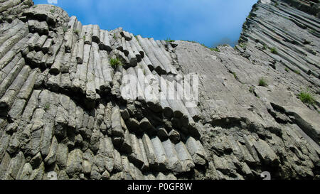 Up-vista di rocce di Stolbchatiy capo in Kunashir, isole Curili, Russia Foto Stock