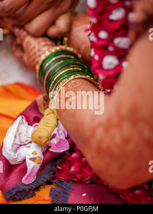 Close-up shot del Maharashtrian indiano sposa con tradizionale vetro verde e oro schiave Foto Stock
