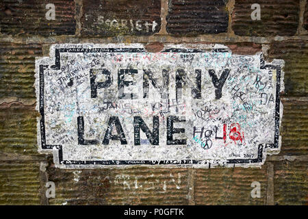 Penny Lane segno resa famosa da una canzone dei Beatles coperto di graffiti in Liverpool England Regno Unito Foto Stock