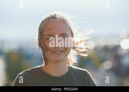 Ritratto di giovane attraente donna sorridente nella soleggiata giornata all'aperto Foto Stock