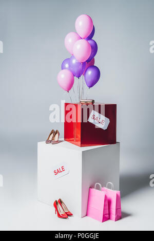 Bundle di rosa e viola palloncini, borse per lo shopping e vendita segno, estate concetto di vendita Foto Stock