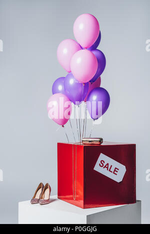 Rosa e viola palloncini, tacchi alti e vendita segno, estate concetto di vendita Foto Stock