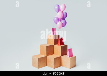 Borse per lo shopping con fascio di rosa e viola palloncini isolato su bianco, estate concetto di vendita Foto Stock