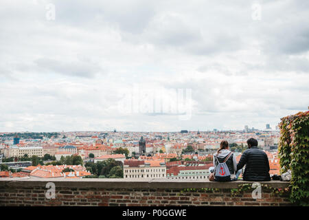 Praga, 18 Settembre 2017: Coppia giovane in amore o gli amici sono seduti e ammirando la splendida architettura della città sulla parete sulla piattaforma di visualizzazione Foto Stock