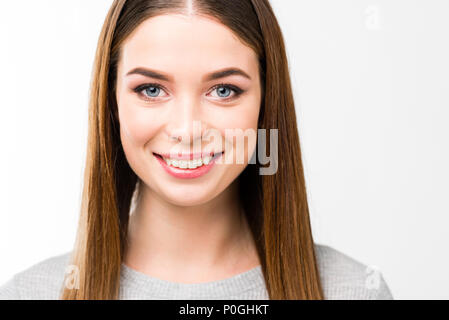 Testa e spalle colpo di bella donna sorridente con i capelli dritti guardando la telecamera isolato su bianco Foto Stock