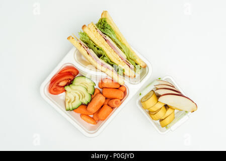 Vista dall'alto di panini, frutta e verdura in pacchetti isolati su bianco Foto Stock