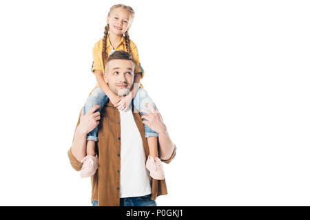 Ritratto di padre e figlia sorridente piggybacking insieme isolato su bianco Foto Stock