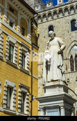 Un monumento di Sallustio Bandini da 1882 in piazza Salimbeni a Siena, Italia Foto Stock