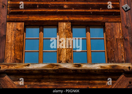 Primo piano particolare del tradizionale chalet Svizzero house Foto Stock