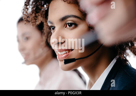 African American femmina di lavoro dell'operatore con cuffia, isolato su bianco Foto Stock