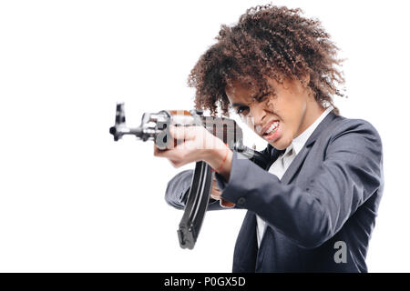 African American femmina agente segreto volto con un fucile, isolato su bianco Foto Stock
