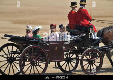 La Contessa di Wessex (sinistra), la principessa Eugenie (seconda a sinistra), la Principessa Beatrice (centro) e Lady Louise Windsor (destra) arrivano sulla sfilata delle Guardie a Cavallo, Londra centrale, durante il Trooping la cerimonia del colore, come la regina festeggia il suo compleanno ufficiale. Foto Stock