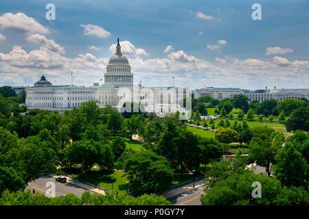 Stati Uniti d'America Wasington DC D.C. L U S Capitol edificio sulla collina su una soleggiata giornata estiva. Foto Stock