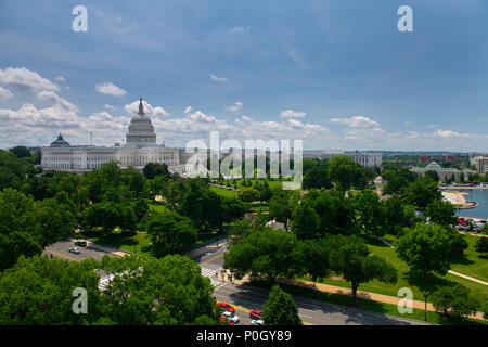 Stati Uniti d'America Wasington DC D.C. L U S Capitol edificio sulla collina su una soleggiata giornata estiva. Foto Stock