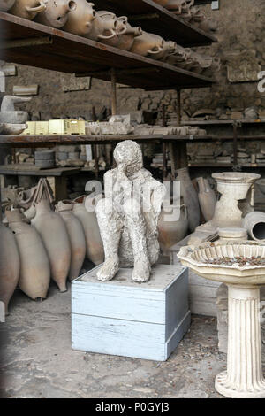 Corpi conservati come calchi in gesso di una eruzione del Vesuvio nel 79 d.c. presso il sito archeologico di Pompei, Pompei, Campania, Italia, Foto Stock