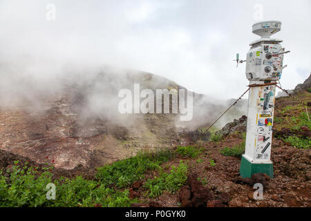 Il Vesuvio, sul Vesuvio o in italiano il Vesuvio, è un vulcano attivo che si eleva al di sopra della Baia di Napoli nella pianura della Campania in Italia Foto Stock