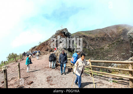 La gente camminare fino al Vesuvio, sul Vesuvio o Vesuvio, un vulcano attivo che si eleva al di sopra della Baia di Napoli nella pianura della Campania in Italia Foto Stock