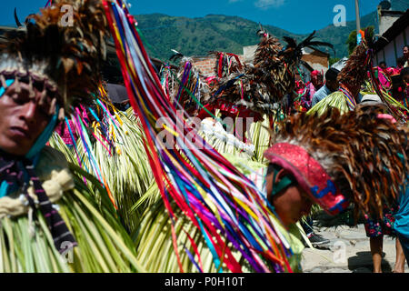 La danza dei demoni e il Corpus Christi entro il Kankuamo indiani territorio, in foothill delle cime innevate della Sierra Nevada. Foto Stock