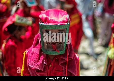 La danza dei demoni e il Corpus Christi entro il Kankuamo indiani territorio, in foothill delle cime innevate della Sierra Nevada. Foto Stock