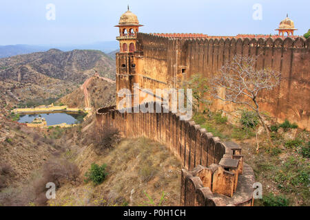 Mura difensive di Jaigarh Fort sulla parte superiore della collina di aquile vicino a Jaipur, Rajasthan, India. Il forte fu costruito da Jai Singh II nel 1726 per proteggere l'una Foto Stock