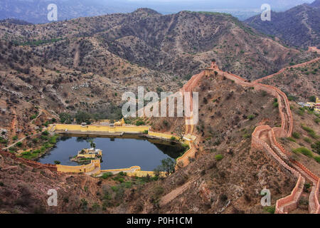 Mura difensive e serbatoio di acqua di Jaigarh Fort sui Colli Aravalli vicino a Jaipur, Rajasthan, India. Il forte fu costruito da Jai Singh II nel 1726 ai prot Foto Stock