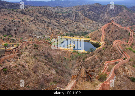 Mura difensive e serbatoio di acqua di Jaigarh Fort sui Colli Aravalli vicino a Jaipur, Rajasthan, India. Il forte fu costruito da Jai Singh II nel 1726 ai prot Foto Stock