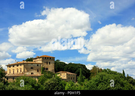 Casa circondata da alberi in Val d'Orcia, Toscana, Italia. Nel 2004 la Val d'Orcia è stato aggiunto alla lista del Patrimonio Mondiale Foto Stock