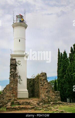 Faro e le rovine del Convento di San Franciso nella Colonia del Sacramento, Uruguay. Si tratta di una delle più antiche città in Uruguay Foto Stock