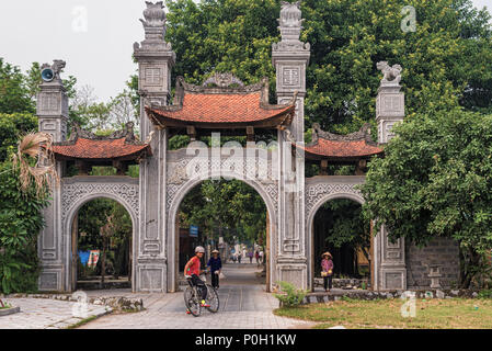 Hoa Lu, Vietnam - Ottobre 28, 2017: uomo, su una bicicletta entrando antica capitale del Vietnam Hoa lu. È stata la città capitale nel decimo e undicesimo centuri Foto Stock