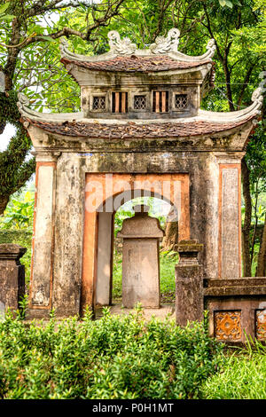 Uno dei cancelli in antica capitale del Vietnam Hoa lu. È stata la città capitale nel decimo e undicesimo secoli. Foto Stock